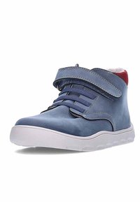 Zapatos de caña alta de cuero azul con una correa de velcro, suela de goma texturizada y cuello acolchado. Presenta un acento rojo contrastante en la parte trasera.