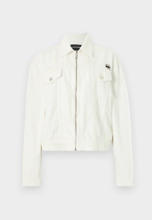 Veste blanche à fermeture éclair avec col, poches à rabat sur la poitrine avec boutons, et un petit écusson logo sur le côté supérieur gauche.