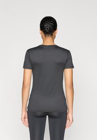 Ciemnoszary t-shirt z krótkim rękawem, dopasowany krój, gładka faktura materiału, okrągły dekolt, z delikatnymi szwami przy brzegu i rękawach.