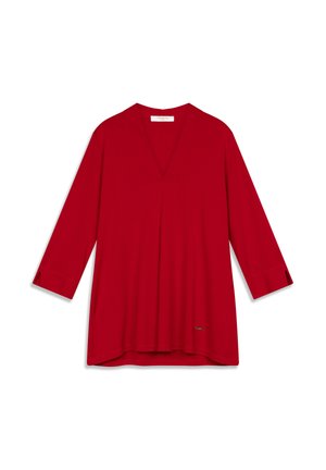 Blusa roja de escote en V con mangas tres cuartos, hecha de tela suave. Cuenta con un dobladillo sutil y un pequeño logo de acento en la parte inferior.