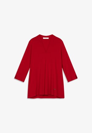 Blusa roja de escote en V con mangas tres cuartos, hecha de tela suave. Cuenta con un dobladillo sutil y un pequeño logo de acento en la parte inferior.