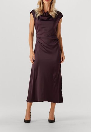 Dyb lilla satin kjole med korte ærmer, en draperet halsudskæring og en sideslids, parret med sorte højhælede sko. Glat tekstur og elegant design.