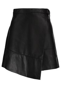 Svart läder wrapkjol med asymmetrisk nederkant, slät textur, subtila stygn detaljer och dragkedjestängning på sidan.