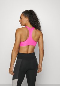 Nike Performance BRA - Sutiã desportivo de suporte médio - pinksicle/white