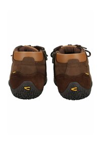 Bruine suède en leren mid-top schoenen met een gestructureerde zwarte rubbersole en een geel accentlogo; voorzien van dubbele ritsen voor gemakkelijke toegang.