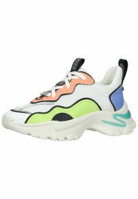 Sneakers bianchi in mesh con dettagli nei colori pastello arancione, verde e blu; suola spessa, punta rotonda e bordi neri a contrasto.