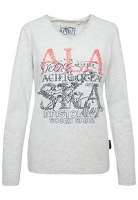 Světle šedé tričko s dlouhým rukávem a výstřihem do V, zdobené barevným grafickým potiskem textu a obrázků souvisejících s Aljaškou a geografickými tématy.