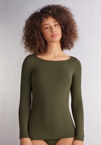 Langärmliges Oberteil aus olivgrünem Stoff, mit weitem Rundhalsausschnitt, figurbetontem Design und glatter Textur, geeignet zum Schichten oder für die Freizeit.