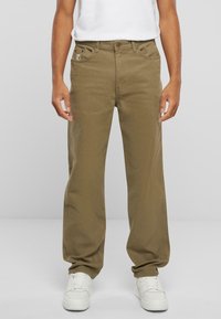 Pantalon khaki avec une coupe droite et un matériau en coton doux. Possède une fermeture à bouton, cinq poches et des détails de couture subtils.