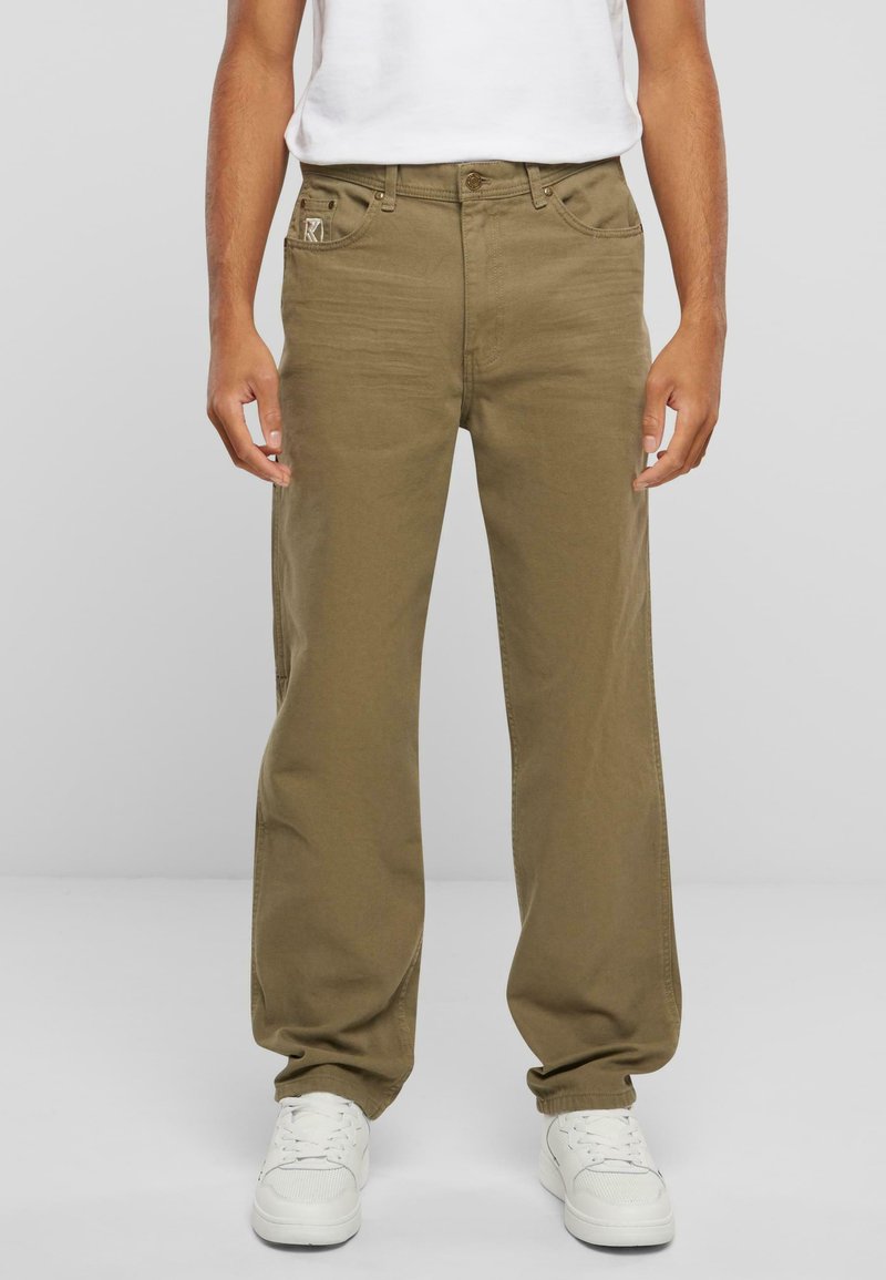 Pantalon khaki avec une coupe droite et un matériau en coton doux. Possède une fermeture à bouton, cinq poches et des détails de couture subtils.