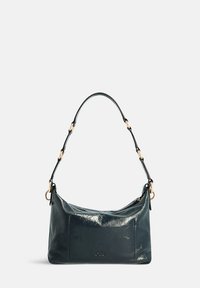 Donkergroene leren schoudertas met een gebogen vorm, hardware in goudkleur en een gestructureerde afwerking. Voorzien van een vlak voorvak en verstelbare riem.