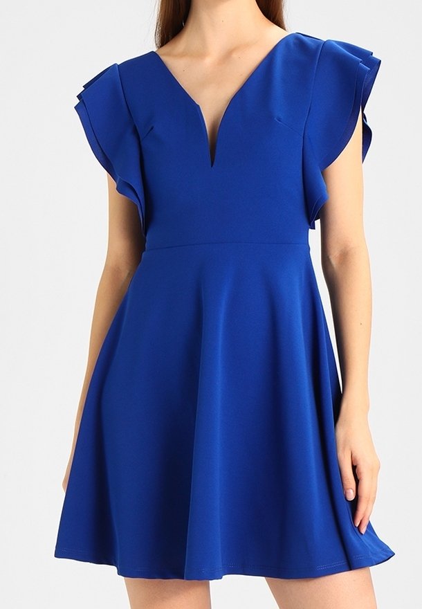 Blå klänning med V-ringning och fjärilskärmade ärmar, gjord av ett slätt tyg. Utsållad kjol och figursydd överdel med subtila vertikala sömmar.