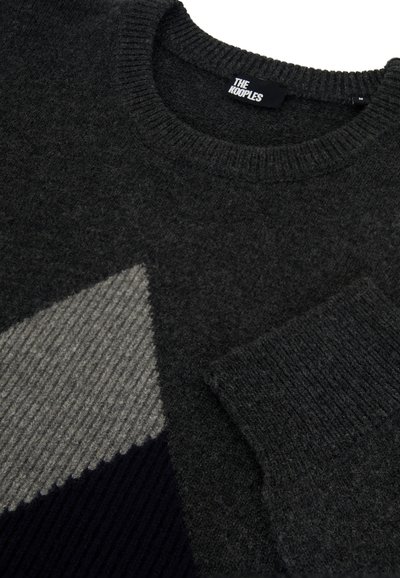 Jersey de lana en gris oscuro con rayas diagonales en gris claro y azul marino. Presenta un tejido texturizado, puños acanalados y cuello redondo.