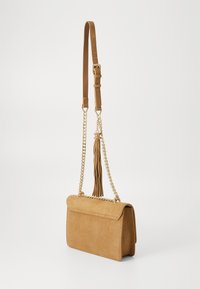 Borsa a tracolla in suede color marrone chiaro con chiusura a patta, una tracolla in catena dorata e un dettaglio con nappina. Presenta una texture liscia e una forma rettangolare.