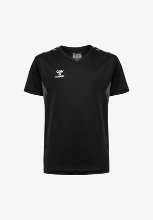 Dwoje dzieci w czarnych strojach sportowych z logo hummel, stojących obok siebie, uśmiechających się na jednolitym jasnym tle.