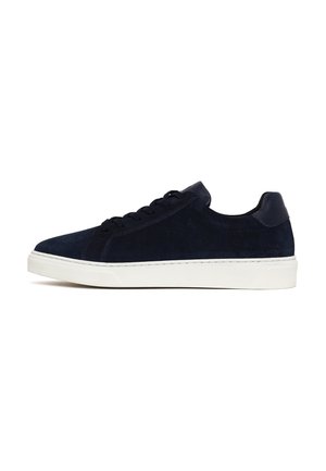 Navyblauwe suède sneaker met lage schacht, zwarte veters en gevoerde kraag, met een dikke witte rubberen zool.