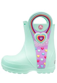 Botte en caoutchouc vert menthe avec un panneau violet orné de motifs de cœurs colorés et d'un accent en arc-en-ciel. Partie supérieure arrondie avec une poignée pour un enfilage facile.