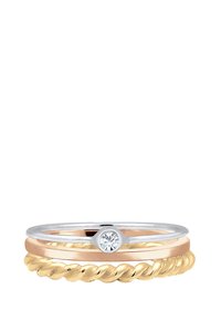 Sæt af tre ringe: en sølvring, en rose guld ring med en central diamant og en snoet guldring.
