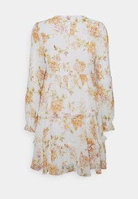 Vestido floral con mangas largas, capas en diferentes niveles y dobladillos con volantes. Fondo blanco con patrones de rosas melocotón y naranja. Fabricado en una tela suave y ligera.