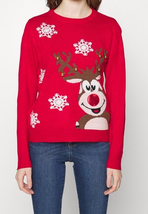 Rød julesweater med en smilende rensdyr, der har bjælder på gevirerne og hvide snefnug spredt rundt omkring.