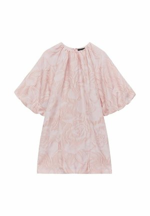 Lyhyt vaaleanpunainen mekko, joka on valmistettu tekstuurikankaasta ja jossa on kukkakuosi. Mekossa on leveä, poimutettu kaula-aukko ja ylisuuria liehuvia hihoja.