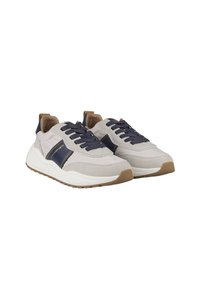 Sneaker grigie chiare con dettagli blu navy, caratterizzate da una tomaia in tessuto texturizzato, punta rotonda e suola bianca spessa. Include chiusura con lacci e linguetta.