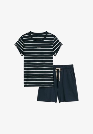 Camiseta de manga corta para hombre a rayas en azul marino y blanco, combinada con pantalones cortos de cordón en azul marino sólido.