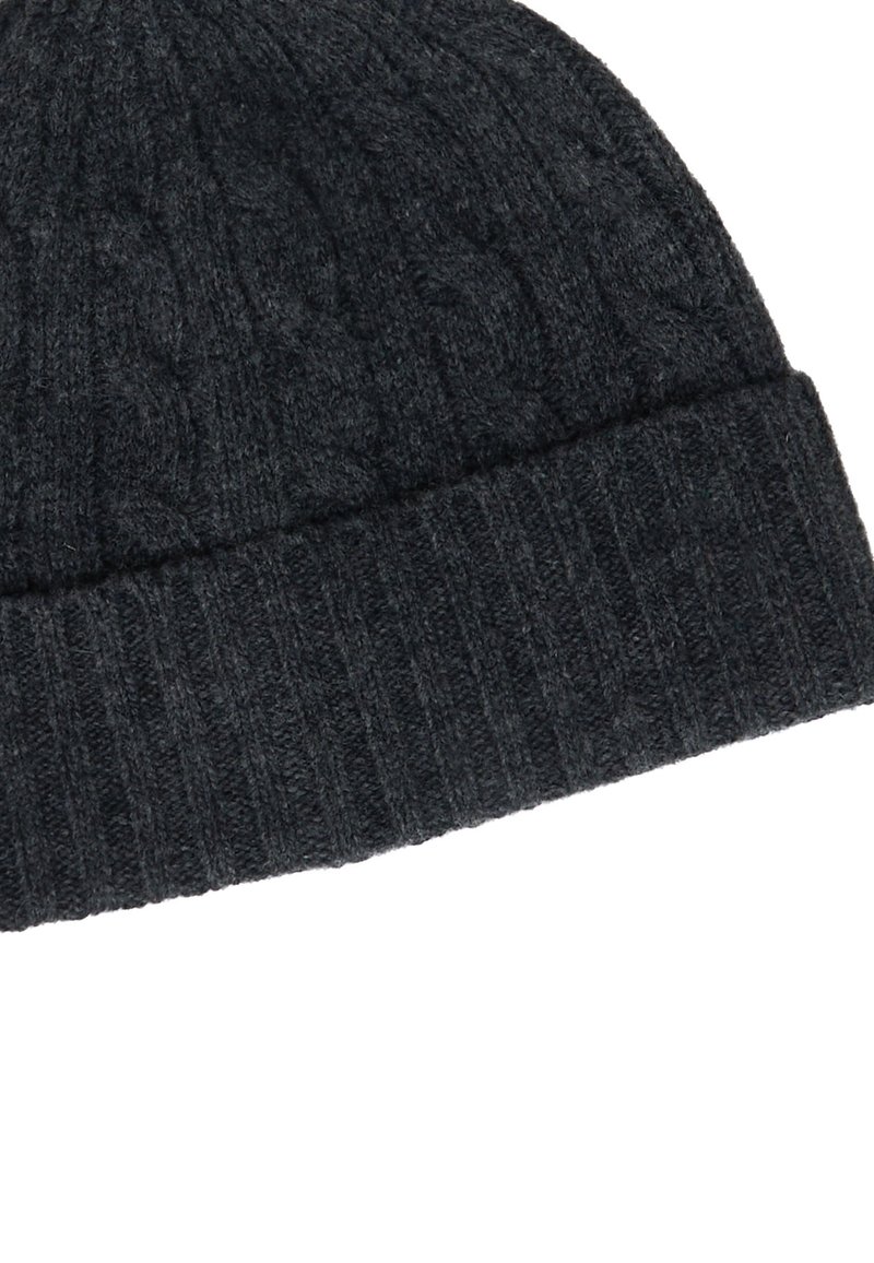 Beanie a maglia di un grigio scuro realizzato in morbida lana. Presenta un motivo a trecce testurizzato e un bordo a coste nella parte inferiore per un calore extra.