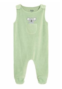 Salopetă din velur verde cu nasturi cu capsen, având o broderie cu un koala pe buzunarul de la piept și picioare rotunjite pentru confort.