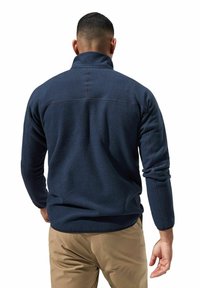 Marineblauer Fleece-Pullover mit hohem Kragen, strukturiertem Stoff, kontrastierenden Nähten und einem leicht abgerundeten Saum. Lässiger Schnitt mit langen Ärmeln.