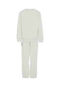 Jasnoszary bawełniany dres z bluzą z długim rękawem i okrągłym dekoltem oraz pasującymi spodniami dresowymi z elastycznymi mankietami i bocznymi kieszeniami.