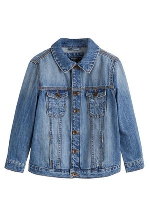 Lichtblauwe spijkerjas met een kraag, lange mouwen, twee voorzakken en knoopsluitingen, met een licht vervaagde textuur.