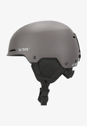 Matte grå sportshjelm med sort justerbar hagebånd, ørepuder og ventilationsslætter, mærket med "Slope" logo på siden.