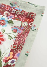 Trys audinio mėginiai guli plokščiai: baltas su daugiaspalvėmis gėlėmis, bordo su gėlių raštais ir šviesiai žalias su mažais gėlių dizainais.