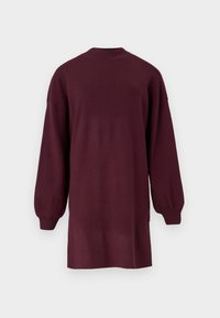 Pull en tricot bordeaux à manches longues, coupe décontractée, encolure ronde, texture douce, poignets et ourlet côtelés, sans motifs ni détails visibles.