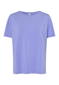 Lilla kortærmet t-shirt lavet af glat stof, med rund halsudskæring, sideslidser og en lille logo accent på den nedre kant.