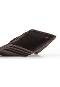Braune Lederbrieftasche mit mehreren Kartenfächern, einem dunklen Innenfutter und sichtbaren Nähdetails. Geöffnet und leicht schräg betrachtet.