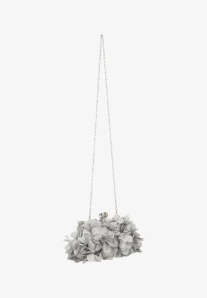 Bolso de mano floral gris con una cadena plateada como correa, que presenta una superficie texturizada de pétalos superpuestos y un cierre con detalles decorativos.