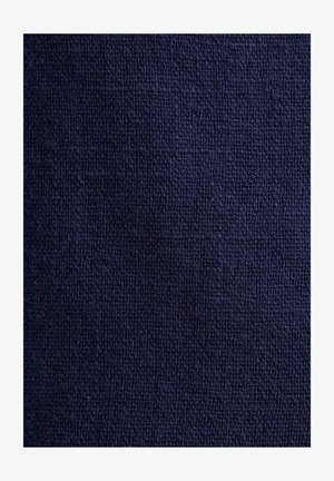 Tumehall sinine tekstureeritud kangas, millel on kudumise muster ja veidi kare pind, mis on iseloomulik lina- või puuvillastele materjalidele.