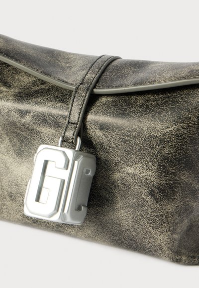 Borsa metallizzata argento con superficie testurizzata grigio scuro. Presenta un patta pieghevole e un hardware argentato prominente con accento del logo 'GC'.