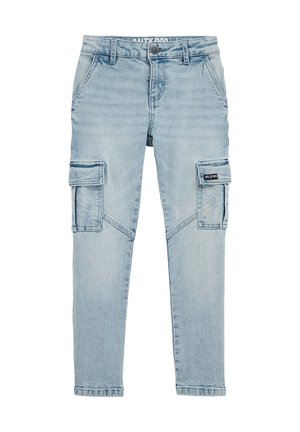 Pantalon cargo en denim bleu clair avec poches avant, poches latérales à rabat, passants de ceinture et fermeture à bouton à la taille.