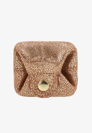Koperkleurige clutch met textuur en een metallic afwerking, met een vouw-over ontwerp en een ronde gouden drukknoopsluiting.
