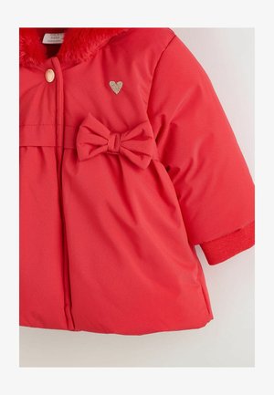 Rote gepolsterte Jacke mit Kunstfellkragen, Schleifendetail an der Vorderseite, goldenen Herzemblem und gerippten Bündchen. Glatte Textur, leichtes Design.