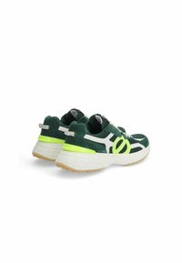 Des baskets en suède vert et en mesh présentent un design blanc et jaune néon avec une semelle texturée et un branding bien en vue sur le côté.