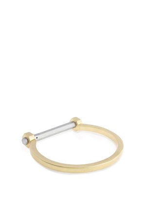 Pulsera circular de color dorado con una barra hexagonal de plata que conecta los extremos sobre un fondo blanco.