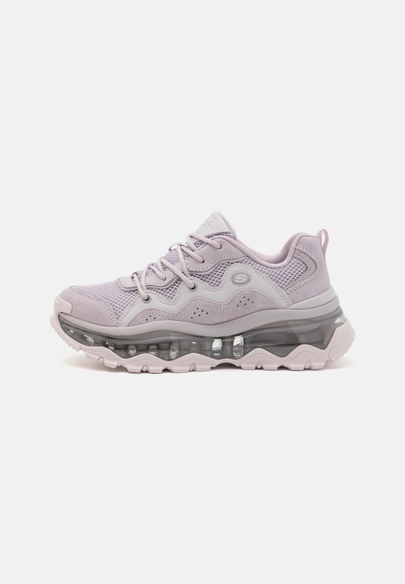 Baskets athlétiques violet clair avec tige en mesh et daim, semelle transparente amortie, fermeture à lacets, et logo sur le côté et la languette.