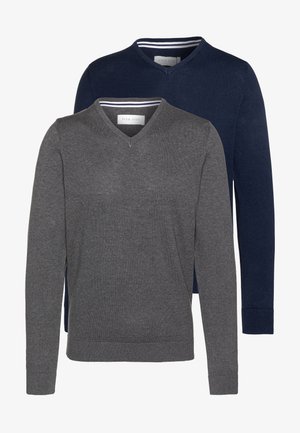 Kaks V-kaelusega sviitrit: üks tumesinise ja teine tumesinise värviga. Mõlemad on valmistatud pehmest kudumist ja neil on triibuline detail krael.