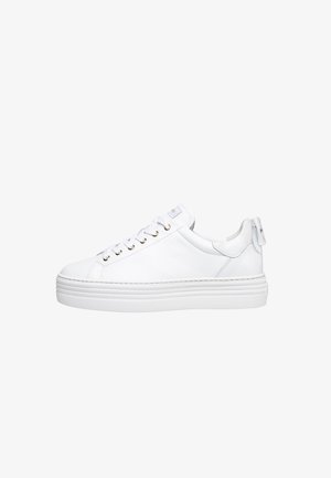 Sneaker bianco in pelle con punta arrotondata, lacci piatti, occhielli in tonalità oro e suola in gomma testurizzata; presenta un attrattore sul tallone.