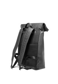 Črni usnjeni nahrbtnik z zasnovo z zvitim vrhom, nastavljivimi naramnicami in teksturirano mrežasto zadnjo ploščo za zračnost.