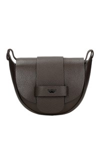 Borsa a tracolla in pelle marrone con una forma arrotondata, caratterizzata da una chiusura a pattina, superficie testurizzata e un accento in metallo con logo sulla parte frontale.